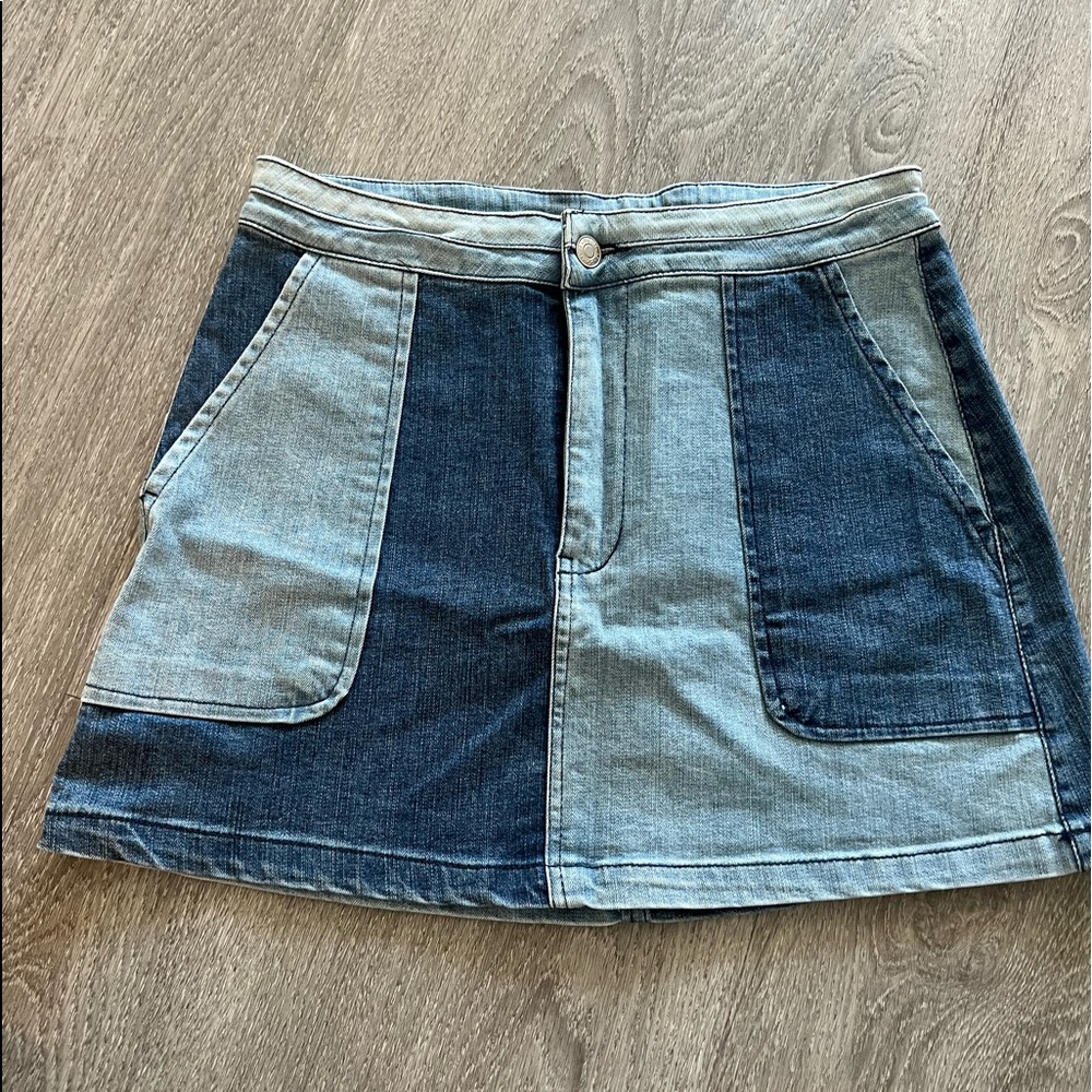 Stretchy two-toned denim skirt